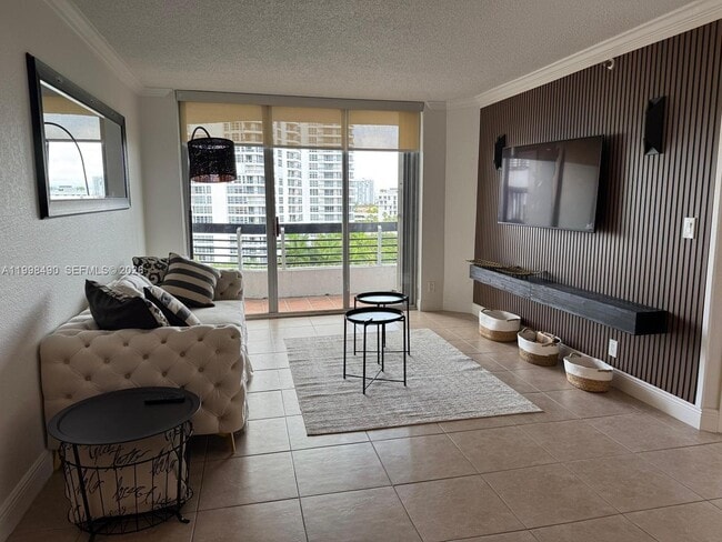 3600 Mystic Pointe Dr Unit 910