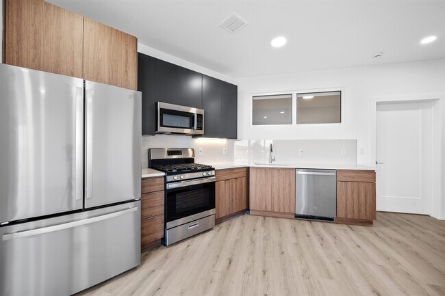 Photo - 17 AVENUE E Unit 302