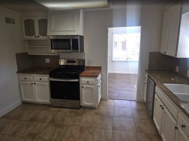 Photo - 619 W 15th St