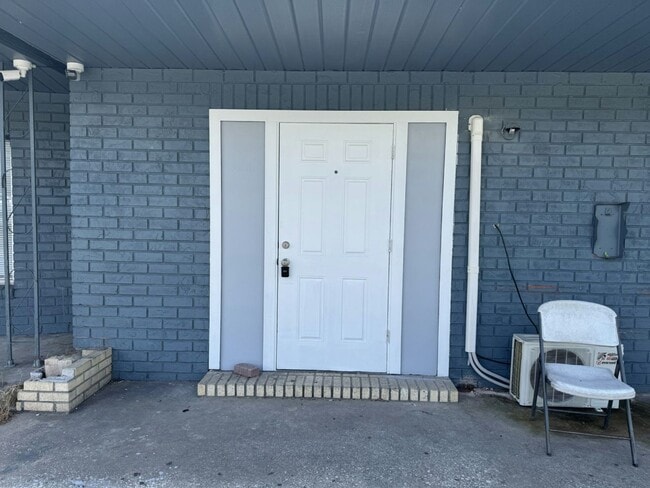 Building Photo - 1911 Citrus Blvd Rental