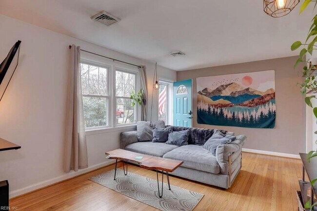 Photo - 171 W Bay Ave