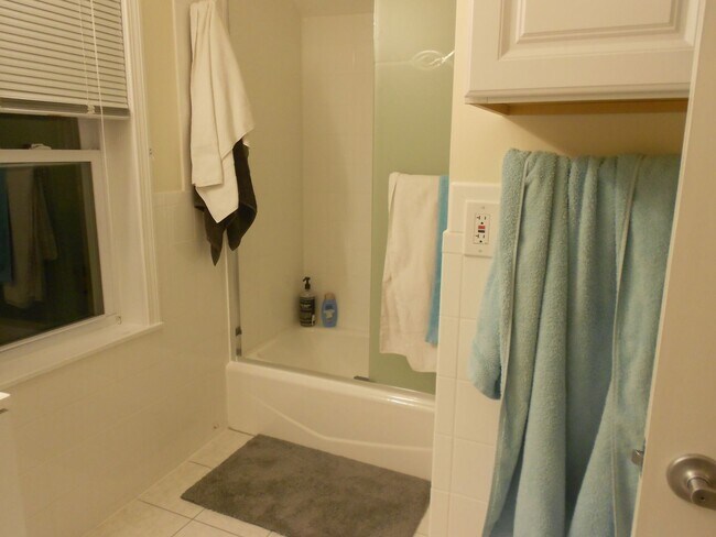 Photo - No Brokers Fee, In-Unit Washer and Dryer, Eat-in Kitchen, Parking for Rent