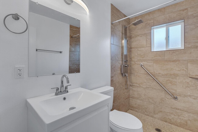 Building Photo - 2106 S Granada Dr Unit Apt 3