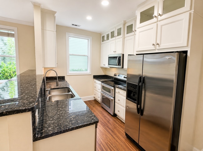 Photo - 2678 Broad St
