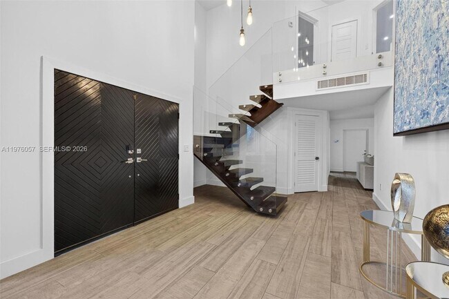 Photo - 3231 Salzedo St