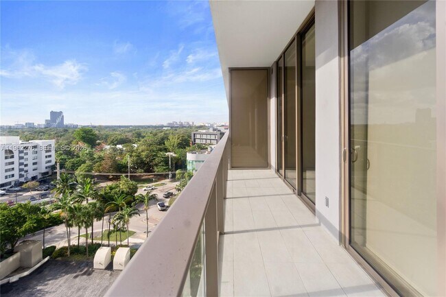 Photo - 2678 Tigertail Ave Unidad 715