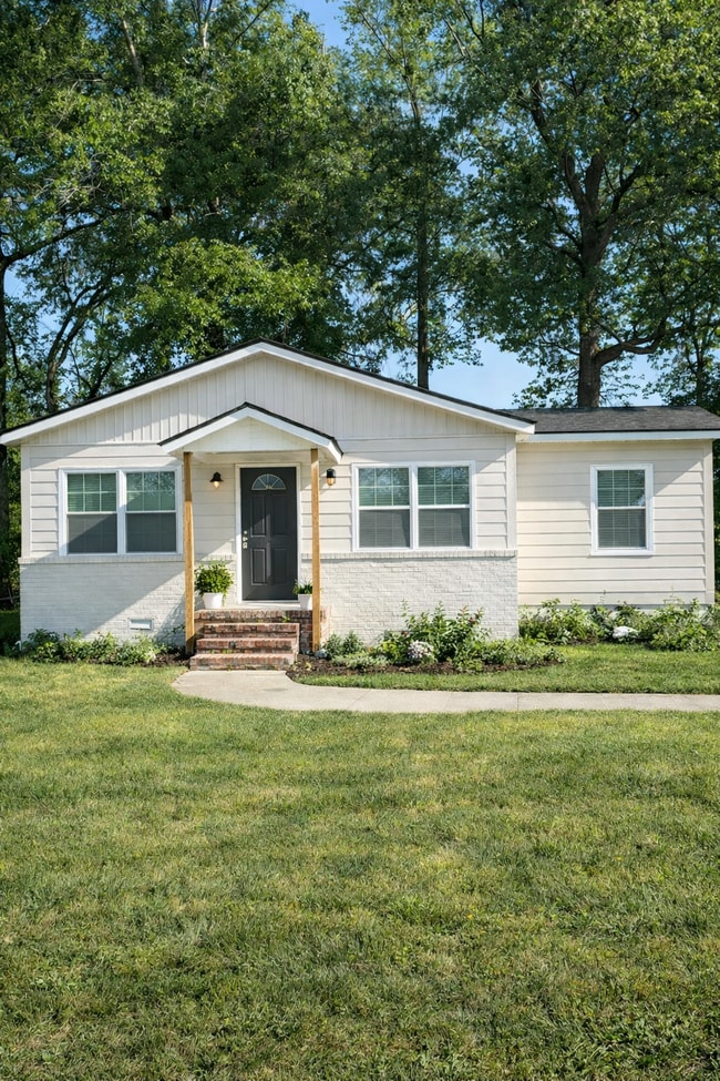 Building Photo - 2621 Village Green Ln