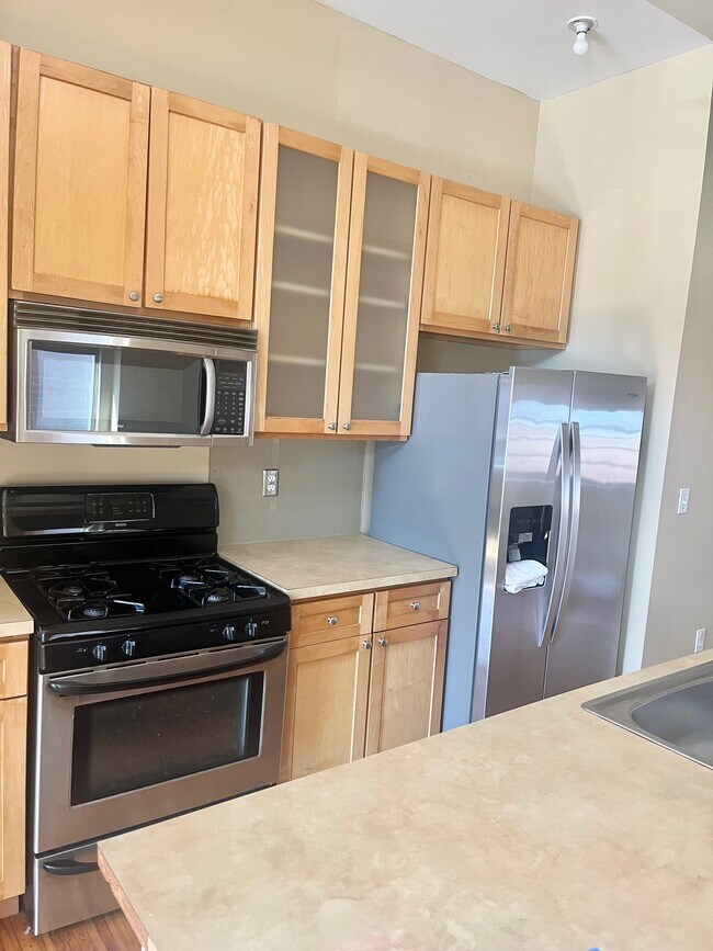 Applianced Kitchen - 1206 Clay St Unit 2