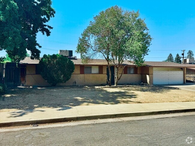 Building Photo - Spacious home near Bakersfield College & B...