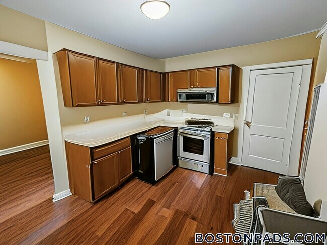 Photo - 16 Lakeville Rd Unit 1