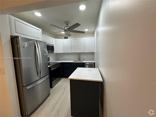 Building Photo - 850 SW 133rd Ter Unit # 405B Rental