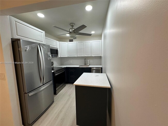 Photo - 850 SW 133rd Ter Unidad # 405B Rental