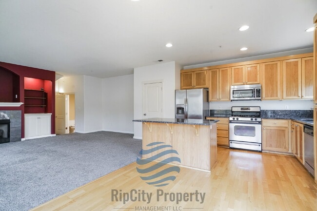 Building Photo - 1090 SW 170th Ave Unit 201