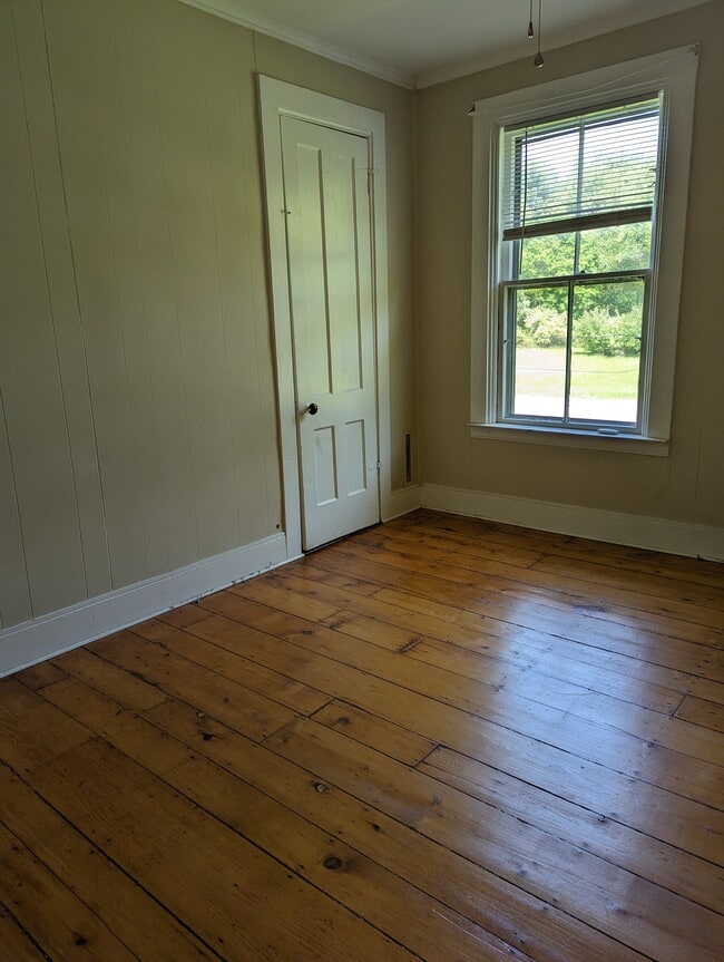 Photo - 9-16 Village St