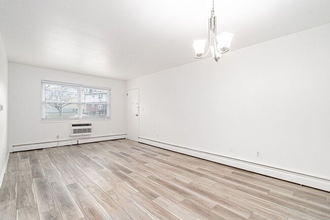 Photo - Lindsay Court Apartments