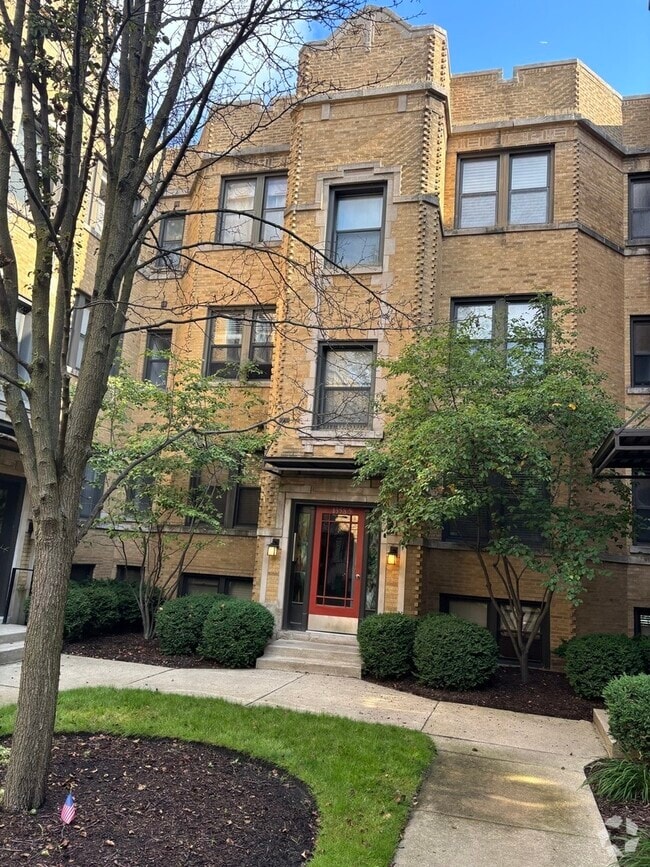 Building Photo - 1370 1/2 W Estes Ave Unit 1W Rental