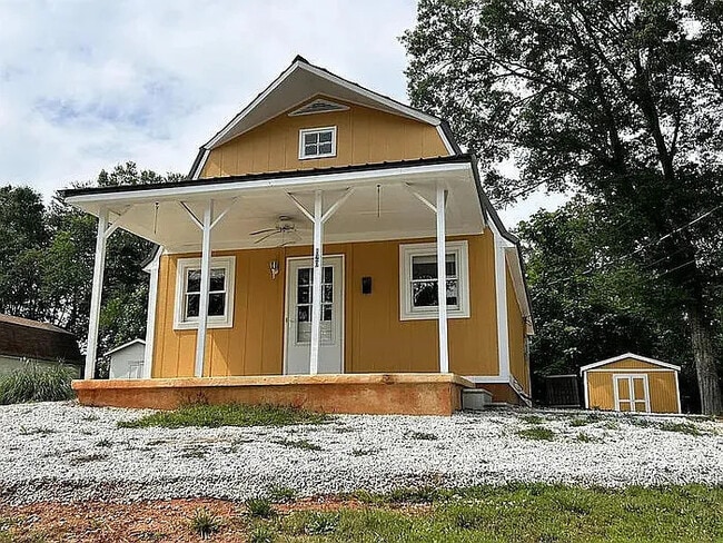 Building Photo - 3 Bedroom 1.5 Bathroom