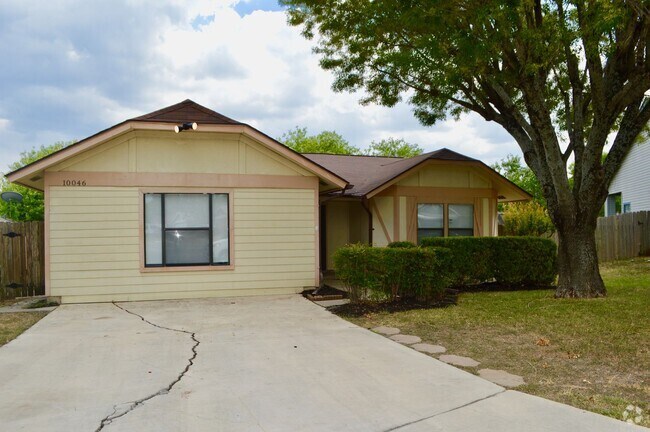 Building Photo - Charming 3 bed 2 bath with a converted gar... Rental
