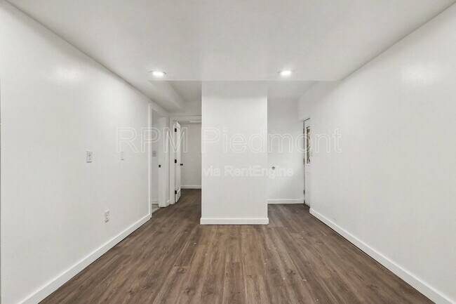 Photo - 2496 Lester St