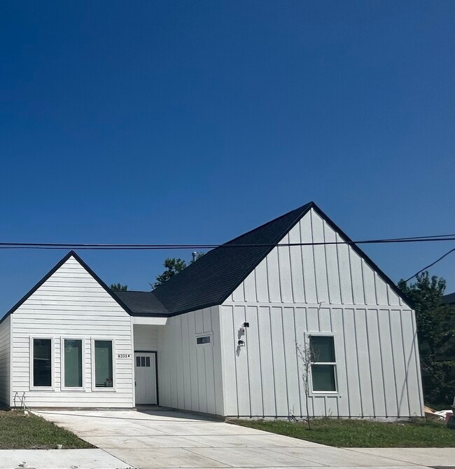 Building Photo - 8203 Sparta St