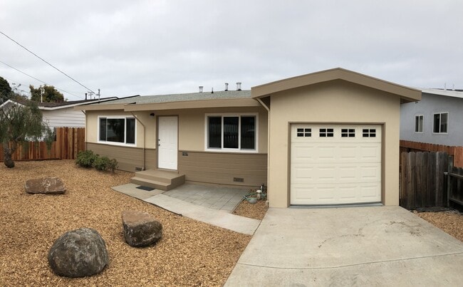 Building Photo - Great 3 Bedroom 1 and 1/2 Bath House in Se...