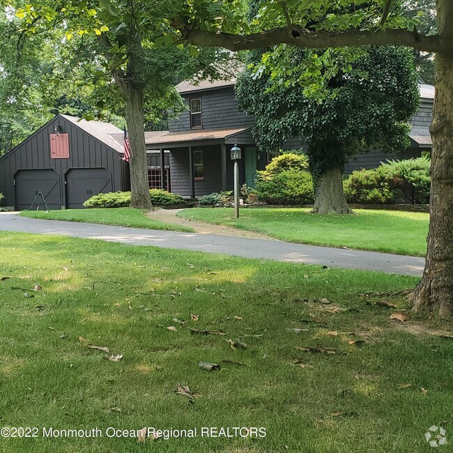 Building Photo - 16 E Larchmont Dr Rental
