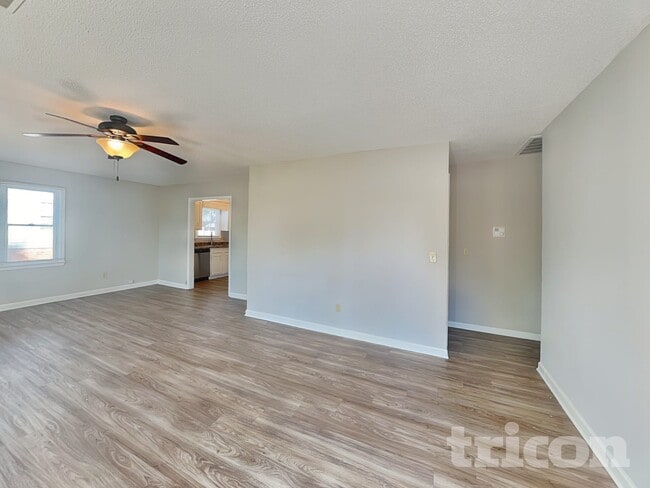 Photo - 812 N Royal Tower Dr