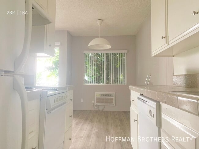 Building Photo - 1822 Colby Ave Unit 4