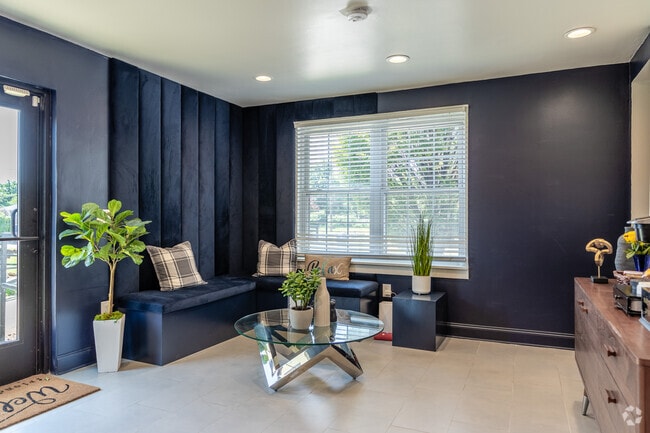 Oficina de arrendamiento - Brentwood Hill Luxury Townhouses