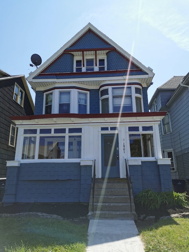 Building Photo - 1901 Seneca St Unit 1