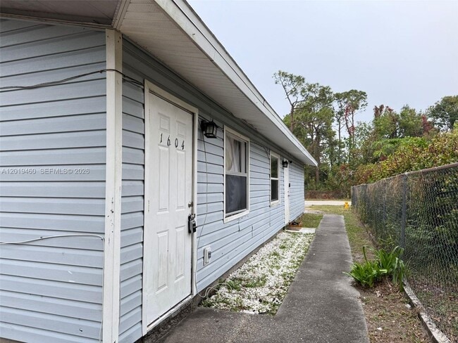 Building Photo - 1604 Cypress Dr Unit 1