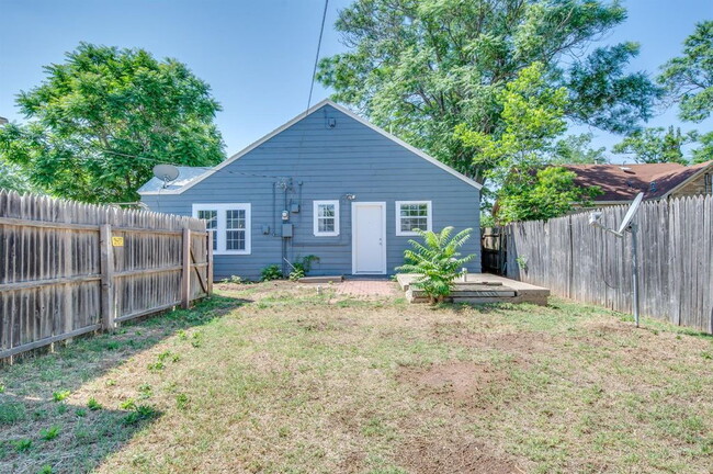 Building Photo - Pre-Leasing for Summer/Fall 2025 - Close t... Unit Front Rental