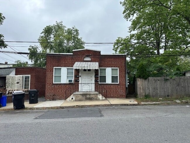 Building Photo - 1936 Walnut St Unit 4