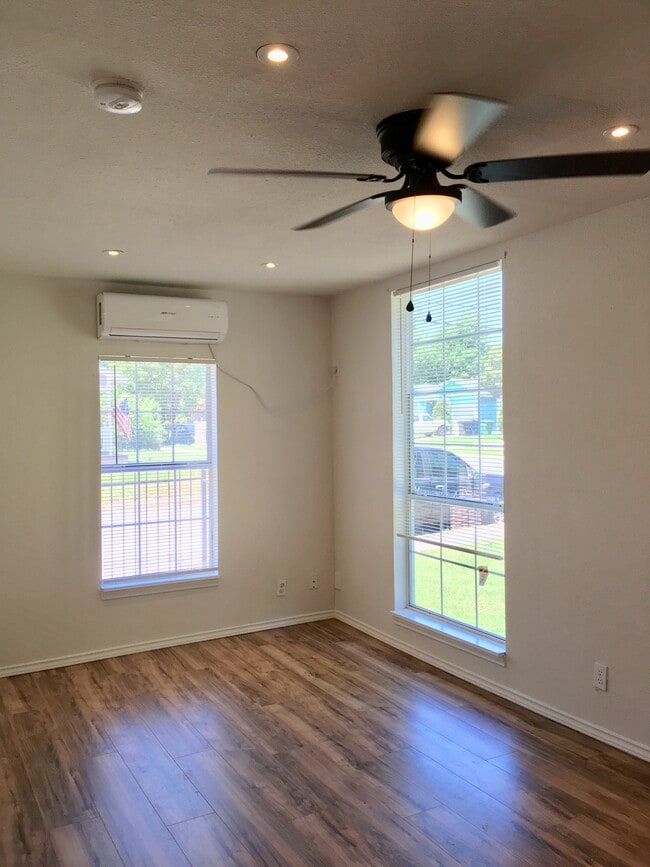 Photo - 1042 W Lynwood Ave