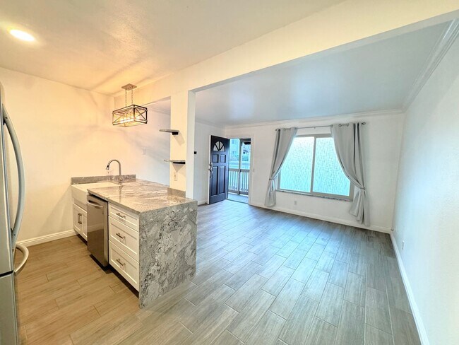 Photo - Beautifully Remodeled 1 BD, 1 Mile to beach Unidad 28