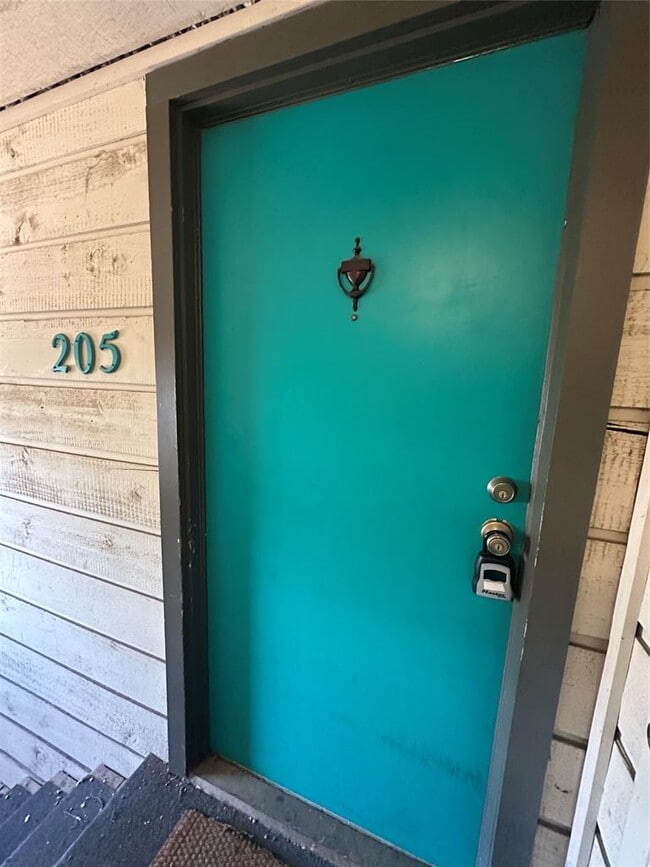 Building Photo - 3902 Peterson Ave Unit 205