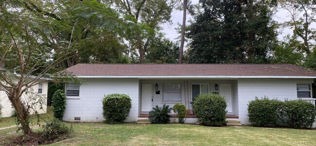 Building Photo - 2 Bedroom / 1 Full Bath - Newly Reno