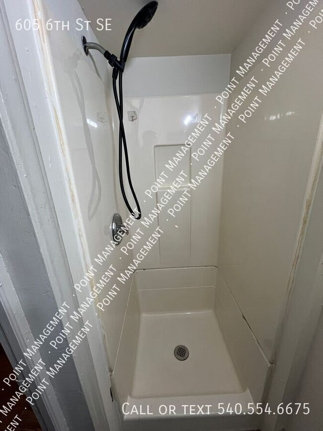 Photo - 605 6th St SE