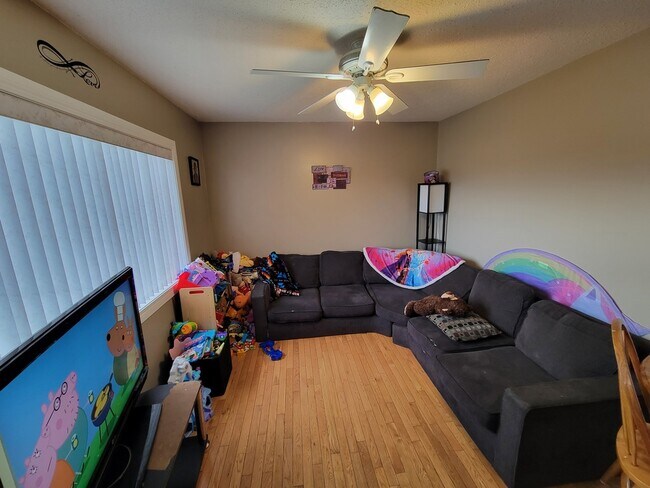 Photo - 1407-1408 8 St