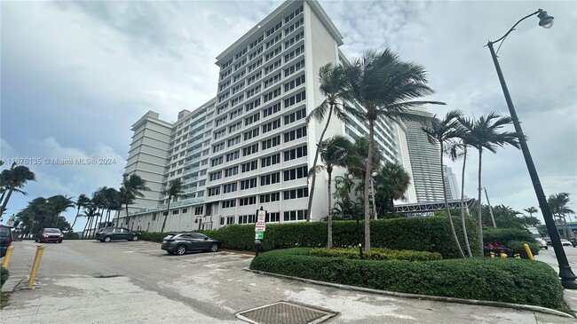 Photo - 19201 Collins Ave Unidad 628 Rental