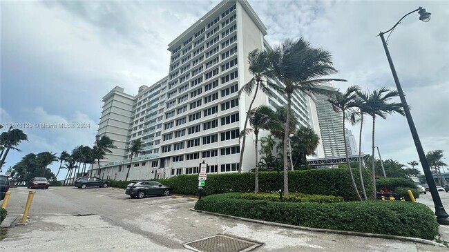 Building Photo - 19201 Collins Ave Unit 628 Rental