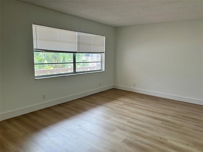 Building Photo - 241 SE 9th Ave Unit 208 Rental