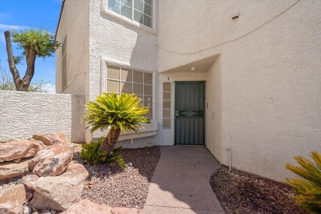 Photo - Bright & Spacious 3Bd Home with Vaulted Ceilings & Outdoor Kitchen