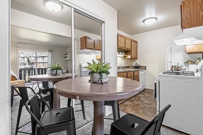 Creekwood Apartments Kitchen - Creekwood Apartments