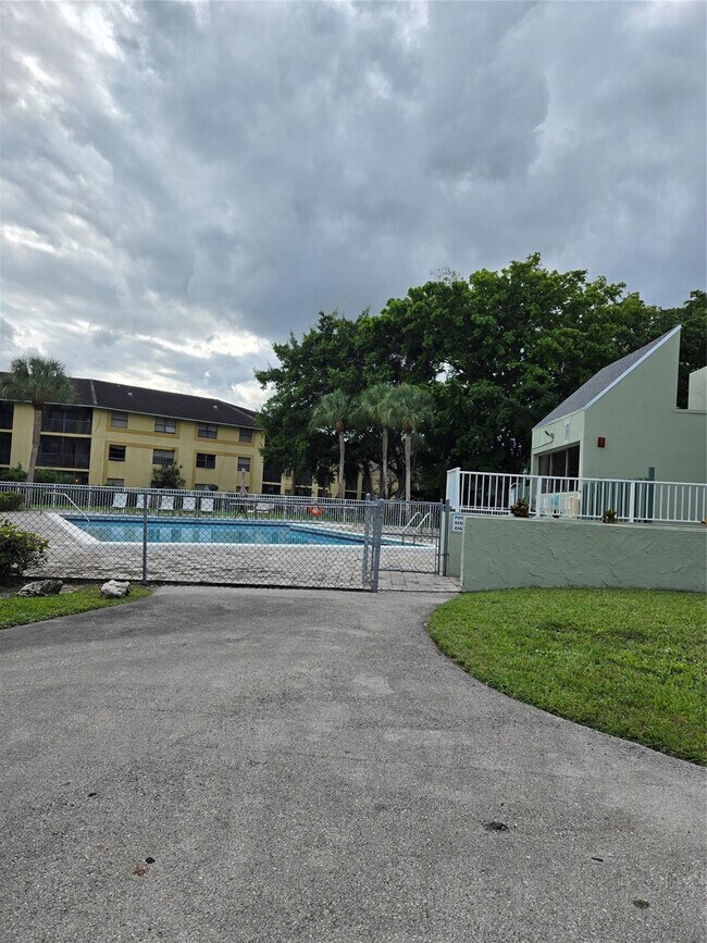 Photo - 8917 NW 28th Dr Unidad 51