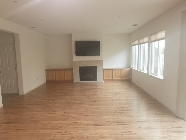 Photo - Beautiful, Large 4 BR/2.5 Bath Home,  Lots of light!  Great Neighborhood!