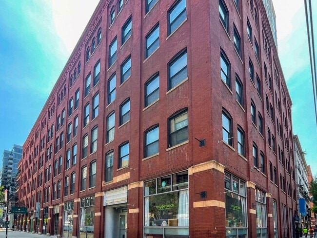 Building Photo - 225 W Huron St Unit 420 Rental