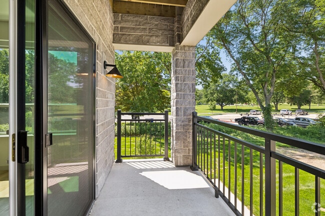 2BR, 2BA - 913SF - Balcony