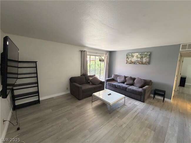 Building Photo - 4961 River Glen Dr Unit 28