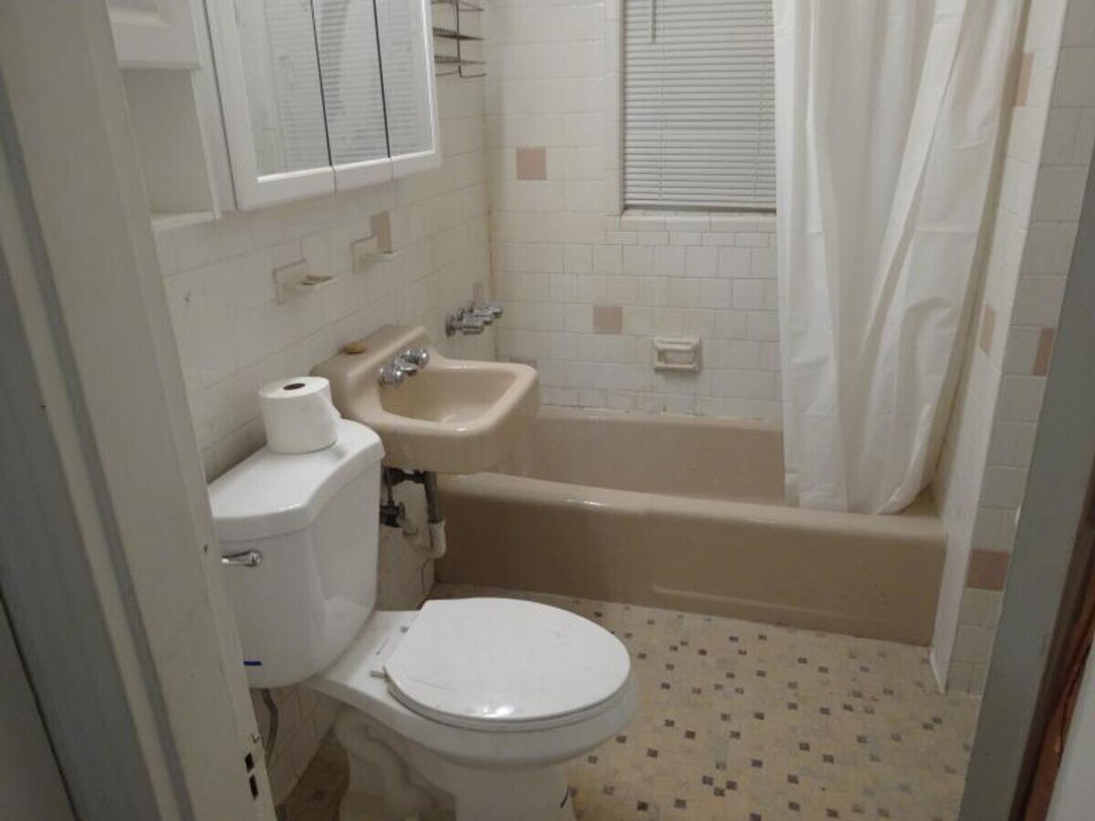 Photo - Pets Friendly Unit, Laundry on a Site, Parking for Rent, Eat-in Kitchen